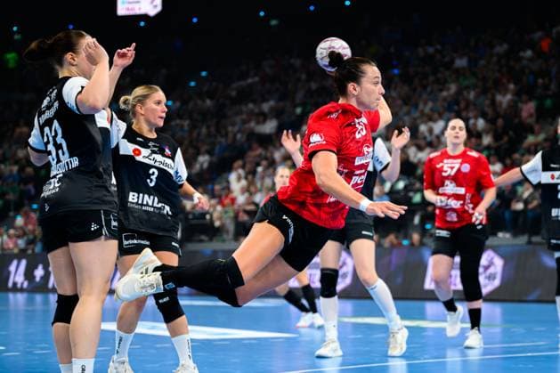 Muenchen: HBF Super Cup 2025 - HSG Blomberg-Lippe - Thueringer HC v.li. Elin Magnusdottir (Blomberg), Laura Rüffieux Rueffieux (Blomberg), Jana Scheib (Thueringer HC) Muenchen SAP Garden Bayern Deutschland
