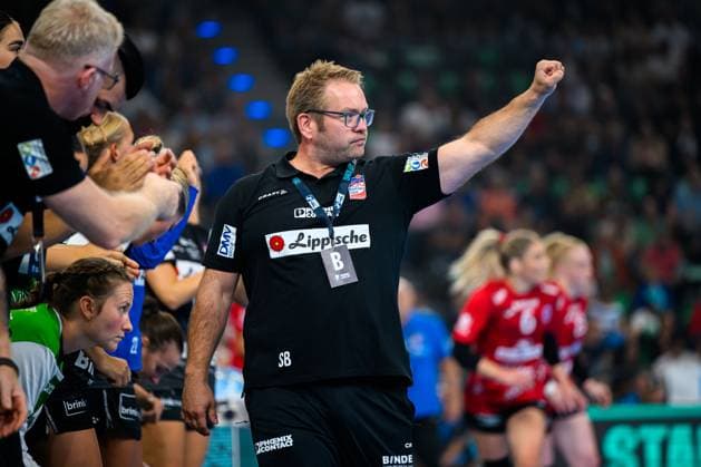 Muenchen: HBF Super Cup 2025 - HSG Blomberg-Lippe - Thueringer HC Trainer Steffen Birkner (Blomberg) Jubel Freude Emotion Muenchen SAP Garden Bayern Deutschland