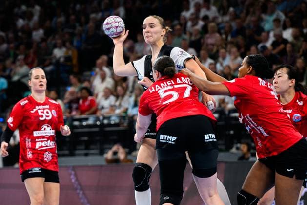 Muenchen: HBF Super Cup 2025 - HSG Blomberg-Lippe - Thueringer HC Nieke Kühne Kuehne (Blomberg), Josefine Hanfland (Thueringer HC), Sharon Nooitmeer (Thueringer HC) Muenchen SAP Garden Bayern Deutschland