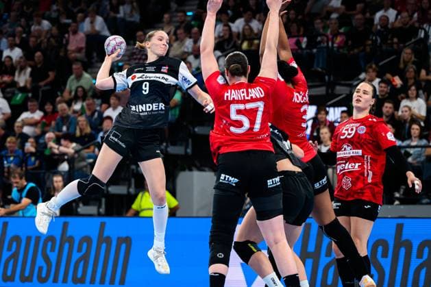 Muenchen: HBF Super Cup 2025 - HSG Blomberg-Lippe - Thueringer HC Nieke Kühne Kuehne (Blomberg), Josefine Hanfland (Thueringer HC), Sharon Nooitmeer (Thueringer HC) Muenchen SAP Garden Bayern Deutschland