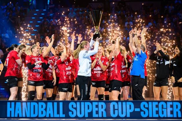 Muenchen: HBF Super Cup 2025 - HSG Blomberg-Lippe - Thueringer HC Torhueterin Laura Kuske (Thueringer HC) mit dem Pokal Muenchen SAP Garden Bayern Deutschland