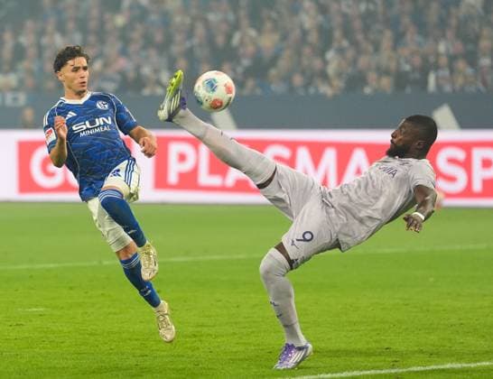 Soufiane El-Faouzi (FC Schalke 04, 23) schaut zu, wie Ibrahim Sissoko (VfL Bochum 1848, 9) eine Torchance verpasst. GER, FC Schalke 04 vs VfL Bochum 1848, 2. Bundesliga, 3. Spieltag, Saison 2025 2026, 23.08.2025 DFL REGULATIONS PROHIBIT ANY USE OF PHOTOGRAPHS AS IMAGE SEQUENCES AND OR QUASI-VIDEO GER, FC Schalke 04 vs VfL Bochum 1848, 2. Bundesliga, 3. Spieltag, Saison 2025 2026, 23.08.2025 Gelsenkirchen