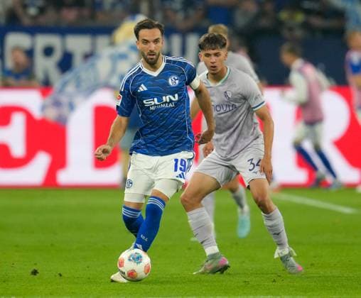 Kenan Karaman (FC Schalke 04, 19) spielt den Ball GER, FC Schalke 04 vs VfL Bochum 1848, 2. Bundesliga, 3. Spieltag, Saison 2025 2026, 23.08.2025 DFL REGULATIONS PROHIBIT ANY USE OF PHOTOGRAPHS AS IMAGE SEQUENCES AND OR QUASI-VIDEO GER, FC Schalke 04 vs VfL Bochum 1848, 2. Bundesliga, 3. Spieltag, Saison 2025 2026, 23.08.2025 Gelsenkirchen