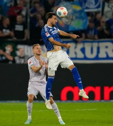 Kenan Karaman (FC Schalke 04, 19) koepft den Ball GER, FC Schalke 04 vs VfL Bochum 1848, 2. Bundesliga, 3. Spieltag, Saison 2025 2026, 23.08.2025 DFL REGULATIONS PROHIBIT ANY USE OF PHOTOGRAPHS AS IMAGE SEQUENCES AND OR QUASI-VIDEO GER, FC Schalke 04 vs VfL Bochum 1848, 2. Bundesliga, 3. Spieltag, Saison 2025 2026, 23.08.2025 Gelsenkirchen