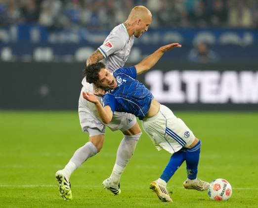 Philipp Hofmann (VfL Bochum 1848, 33) foult Soufiane El-Faouzi (FC Schalke 04, 23) GER, FC Schalke 04 vs VfL Bochum 1848, 2. Bundesliga, 3. Spieltag, Saison 2025 2026, 23.08.2025 DFL REGULATIONS PROHIBIT ANY USE OF PHOTOGRAPHS AS IMAGE SEQUENCES AND OR QUASI-VIDEO GER, FC Schalke 04 vs VfL Bochum 1848, 2. Bundesliga, 3. Spieltag, Saison 2025 2026, 23.08.2025 Gelsenkirchen