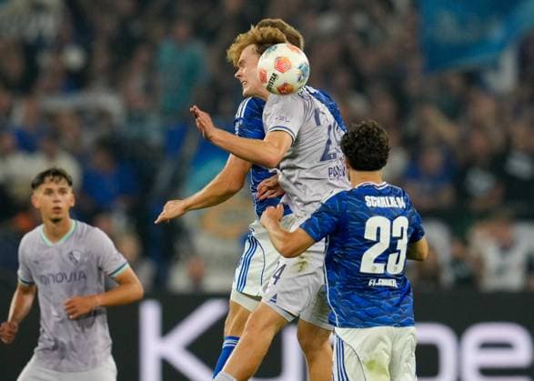 Mats Pannewig (VfL Bochum 1848, 24) koepft den Ball GER, FC Schalke 04 vs VfL Bochum 1848, 2. Bundesliga, 3. Spieltag, Saison 2025 2026, 23.08.2025 DFL REGULATIONS PROHIBIT ANY USE OF PHOTOGRAPHS AS IMAGE SEQUENCES AND OR QUASI-VIDEO GER, FC Schalke 04 vs VfL Bochum 1848, 2. Bundesliga, 3. Spieltag, Saison 2025 2026, 23.08.2025 Gelsenkirchen
