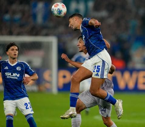 Nikola Katic (FC Schalke 04, 25) steigt zum Kopfball ueber Cajetan Benjamin Lenz (VfL Bochum 1848, 34). GER, FC Schalke 04 vs VfL Bochum 1848, 2. Bundesliga, 3. Spieltag, Saison 2025 2026, 23.08.2025 DFL REGULATIONS PROHIBIT ANY USE OF PHOTOGRAPHS AS IMAGE SEQUENCES AND OR QUASI-VIDEO GER, FC Schalke 04 vs VfL Bochum 1848, 2. Bundesliga, 3. Spieltag, Saison 2025 2026, 23.08.2025 Gelsenkirchen