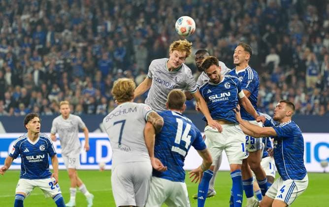Mats Pannewig (VfL Bochum 1848, 24) im Kopfballduell mit Kenan Karaman (FC Schalke 04, 19) und Nikola Katic (FC Schalke 04, 25), waehrend Ibrahim Sissoko (VfL Bochum 1848, 9) zusieht. GER, FC Schalke 04 vs VfL Bochum 1848, 2. Bundesliga, 3. Spieltag, Saison 2025 2026, 23.08.2025 DFL REGULATIONS PROHIBIT ANY USE OF PHOTOGRAPHS AS IMAGE SEQUENCES AND OR QUASI-VIDEO GER, FC Schalke 04 vs VfL Bochum 1848, 2. Bundesliga, 3. Spieltag, Saison 2025 2026, 23.08.2025 Gelsenkirchen
