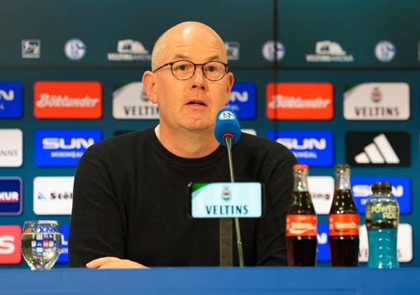 Alex Jacob (Pressesprecher, FC Schalke 04) bei der Pressekonferenz nach dem Spiel. GER, FC Schalke 04 vs VfL Bochum 1848, 2. Bundesliga, 3. Spieltag, Saison 2025 2026, 23.08.2025 DFL REGULATIONS PROHIBIT ANY USE OF PHOTOGRAPHS AS IMAGE SEQUENCES AND OR QUASI-VIDEO GER, FC Schalke 04 vs VfL Bochum 1848, 2. Bundesliga, 3. Spieltag, Saison 2025 2026, 23.08.2025 Gelsenkirchen