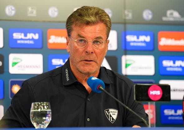 Dieter-Klaus Hecking (Cheftrainer, VfL Bochum 1848) bei der Pressekonferenz nach dem Spiel. GER, FC Schalke 04 vs VfL Bochum 1848, 2. Bundesliga, 3. Spieltag, Saison 2025 2026, 23.08.2025 DFL REGULATIONS PROHIBIT ANY USE OF PHOTOGRAPHS AS IMAGE SEQUENCES AND OR QUASI-VIDEO GER, FC Schalke 04 vs VfL Bochum 1848, 2. Bundesliga, 3. Spieltag, Saison 2025 2026, 23.08.2025 Gelsenkirchen