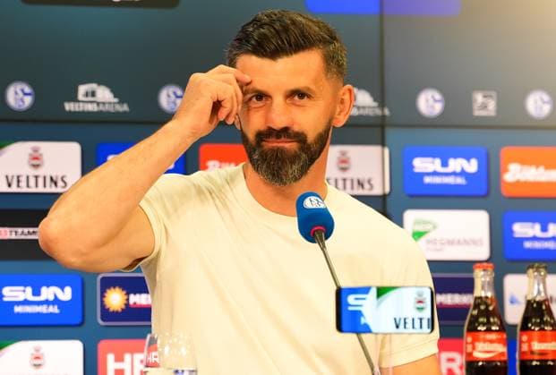 Miron Music (FC Schalke 04) bei der Pressekonferenz nach dem Spiel. GER, FC Schalke 04 vs VfL Bochum 1848, 2. Bundesliga, 3. Spieltag, Saison 2025 2026, 23.08.2025 DFL REGULATIONS PROHIBIT ANY USE OF PHOTOGRAPHS AS IMAGE SEQUENCES AND OR QUASI-VIDEO GER, FC Schalke 04 vs VfL Bochum 1848, 2. Bundesliga, 3. Spieltag, Saison 2025 2026, 23.08.2025 Gelsenkirchen