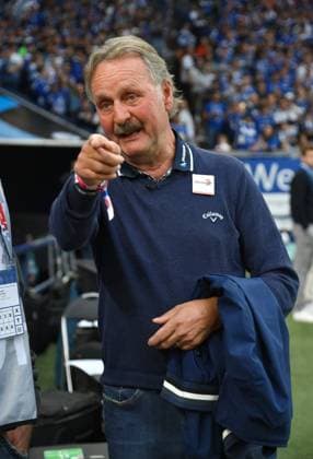 Peter Neururer 23.08.2025, Fussball 2. Bundesliga, Saison 2025 2026, 3. Spieltag, FC Schalke 04 - VfL Bochum 2:1 DFL regulations prohibit any use of photographs as image sequences and or quasi-video Gelsenkirchen Veltins Arena Nordrhein Westfalen Deutschland