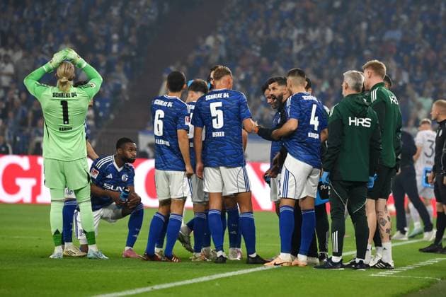Trainer Miron Muslic (FC Schalke 04), feuert während einer Trinkpause seine Spieler an 23.08.2025, Fussball 2. Bundesliga, Saison 2025 2026, 3. Spieltag, FC Schalke 04 - VfL Bochum 2:1 DFL regulations prohibit any use of photographs as image sequences and or quasi-video Gelsenkirchen Veltins Arena Nordrhein Westfalen Deutschland