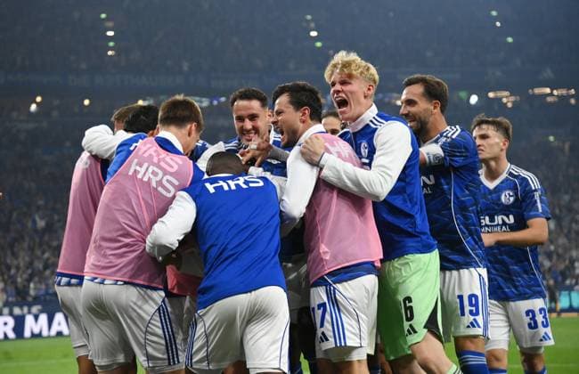 Schalkes Spieler feiern den Siegtreffer von Bryan Lasme (FC Schalke 04), verd. 23.08.2025, Fussball 2. Bundesliga, Saison 2025 2026, 3. Spieltag, FC Schalke 04 - VfL Bochum 2:1 DFL regulations prohibit any use of photographs as image sequences and or quasi-video Gelsenkirchen Veltins Arena Nordrhein Westfalen Deutschland