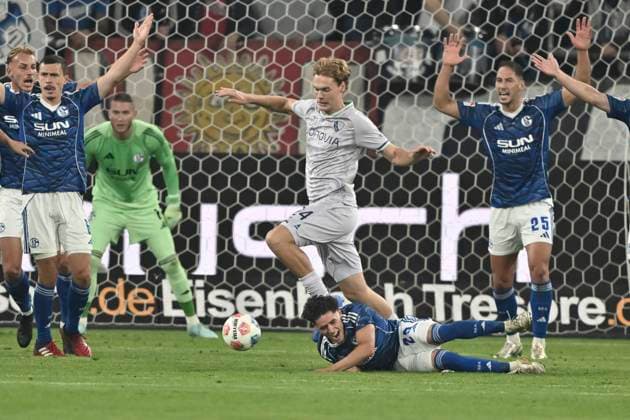 v. li. im Zweikampf Mats Pannewig (Bochum 24) Soufiane El-Faouzi (Schalke 23) 23.08.2025 Fussball FC Schalke 04 vs VfL Bochum, Veltins-Arena, Gelsenkirchen, DFB DFL REGULATIONS PROHIBIT ANY USE OF PHOTOGRAPHS AS IMAGE SEQUENCES AND OR QUASI-VIDEO
