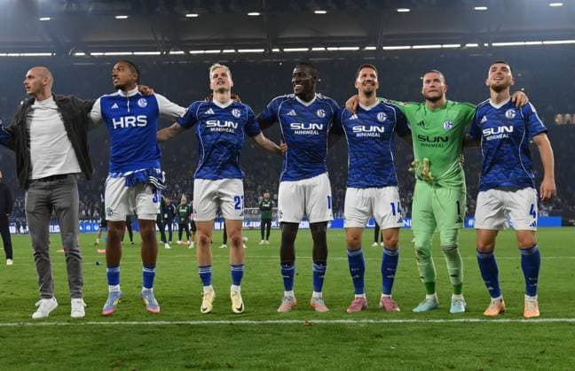 Schalkes Spieler feiern vor der Nordkurve den Sieg, v.re., Hasan Kurucay (FC Schalke 04), Hasan Kurucay, Torwart Loris Karius (Schalke 04), Janik Bachmann (FC Schalke 04), Bryan Lasme (FC Schalke 04), Finn Porath (FC Schalke 04), Anton Donkor (FC Schalke 04), Henning Matriciani (FC Schalke 04) 23.08.2025, Fussball 2. Bundesliga, Saison 2025 2026, 3. Spieltag, FC Schalke 04 - VfL Bochum 2:1 DFL regulations prohibit any use of photographs as image sequences and or quasi-video Gelsenkirchen Veltins Arena Nordrhein Westfalen Deutschland