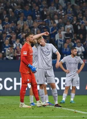 Torwart Timo Horn (VfL Bochum), Colin Kleine-Bekel (VfL Bochum), Colin Kleine Bekel, Maximilian Wittek (VfL Bochum), v.li. 23.08.2025, Fussball 2. Bundesliga, Saison 2025 2026, 3. Spieltag, FC Schalke 04 - VfL Bochum 2:1 DFL regulations prohibit any use of photographs as image sequences and or quasi-video Gelsenkirchen Veltins Arena Nordrhein Westfalen Deutschland