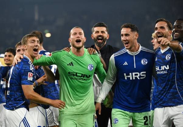 Bryan Lasme (FC Schalke 04), Kenan Karaman (FC Schalke 04), Torwart Justin Heekeren (FC Schalke 04), Trainer Miron Muslic (FC Schalke 04), Torwart Loris Karius (Schalke 04), Felipe Sanchez (Schalke 04), v.re., feiern den Sieg 23.08.2025, Fussball 2. Bundesliga, Saison 2025 2026, 3. Spieltag, FC Schalke 04 - VfL Bochum 2:1 DFL regulations prohibit any use of photographs as image sequences and or quasi-video Gelsenkirchen Veltins Arena Nordrhein Westfalen Deutschland *** Bryan Lasme FC Schalke 04 , Kenan Karaman FC Schalke 04 , Goalkeeper Justin Heekeren FC Schalke 04 , Coach Miron Muslic FC Schalke 04 , Goalkeeper Loris Karius Schalke 04 , Felipe Sanchez Schalke 04 , v re , celebrate the victory 23 08 2025, Soccer 2 Bundesliga, Season 2025 2026, Matchday 3, FC Schalke 04 VfL Bochum 2 1 DFL regulations prohibit any use of photographs as image sequences and or quasi video Gelsenkirchen Veltins Arena Nordrhein Westfalen Germany Team2