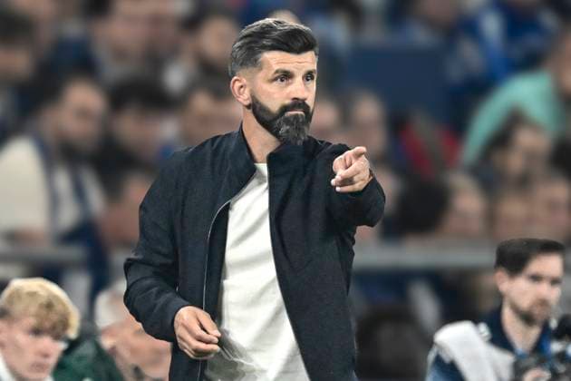 Miron Muslic (Schalke Coach) Gestik Geste gestikuliert Mimik starker Gesichtsausdruck Emotion. 23.08.2025 Fussball FC Schalke 04 vs VfL Bochum, Veltins-Arena, Gelsenkirchen, DFB DFL REGULATIONS PROHIBIT ANY USE OF PHOTOGRAPHS AS IMAGE SEQUENCES AND OR QUASI-VIDEO