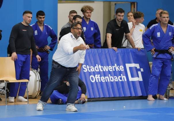 23.08.2025 xhpx Offenbach am Main 1. Judo Bundesliga 1 JC Samurai Offenbach gegen JSV Speyer Francesco Liotta. Cheftrainer hält meist nicht auf dem Stuhl