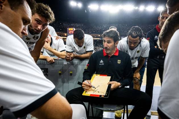 Basketball Köln 23.08.2025 Testspiel Freundschaftsspiel DBB Länderspiel Männer Herren Deutschland (GER) - Spanien (ESP) Alex Mumbru (Deutschland, Bundestrainer)