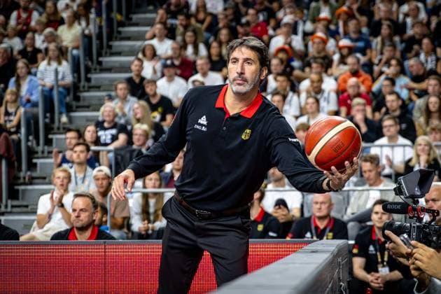 Basketball Köln 23.08.2025 Testspiel Freundschaftsspiel DBB Länderspiel Männer Herren Deutschland (GER) - Spanien (ESP) Alex Mumbru (Deutschland, Bundestrainer)