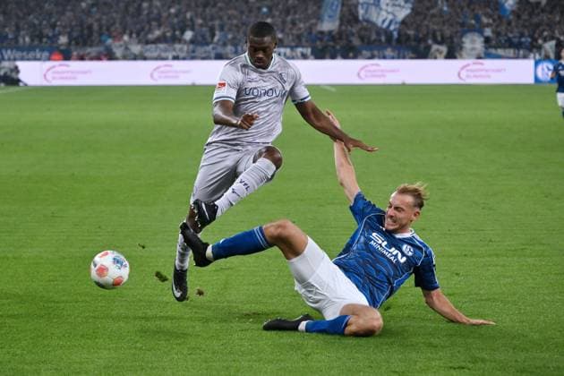 Timo Becker (FC Schalke 04), re., gegen Mathis Clairicia (VfL Bochum) 23.08.2025, Fussball 2. Bundesliga, Saison 2025 2026, 3. Spieltag, FC Schalke 04 - VfL Bochum 2:1 DFL regulations prohibit any use of photographs as image sequences and or quasi-video Gelsenkirchen Veltins Arena Nordrhein Westfalen Deutschland