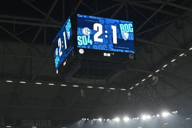 Anzeigenwürfel mit dem Endergebnis und der Nachspielzeit von 3 Minuten 23.08.2025, Fussball 2. Bundesliga, Saison 2025 2026, 3. Spieltag, FC Schalke 04 - VfL Bochum 2:1 DFL regulations prohibit any use of photographs as image sequences and or quasi-video Gelsenkirchen Veltins Arena Nordrhein Westfalen Deutschland