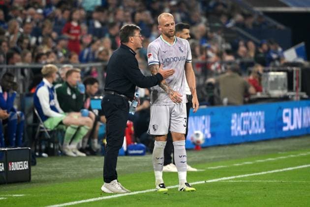 Trainer Dieter Hecking (VfL Bochum) mit Philipp Hofmann (VfL Bochum) 23.08.2025, Fussball 2. Bundesliga, Saison 2025 2026, 3. Spieltag, FC Schalke 04 - VfL Bochum 2:1 DFL regulations prohibit any use of photographs as image sequences and or quasi-video Gelsenkirchen Veltins Arena Nordrhein Westfalen Deutschland
