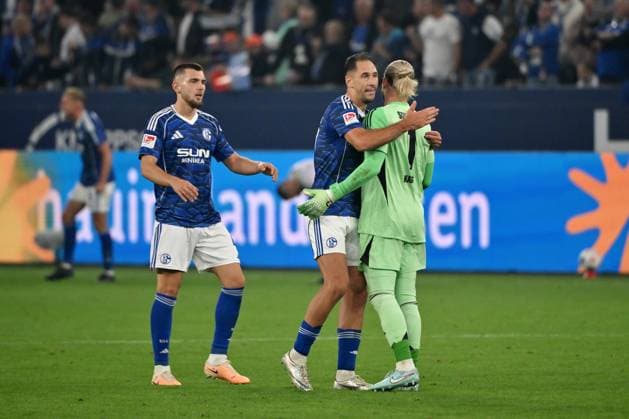 Jubel nach dem Abpfiff, v.li., Hasan Kurucay (FC Schalke 04), Hasan Kurucay, Nikola Katic (FC Schalke 04), Torwart Loris Karius (Schalke 04) 23.08.2025, Fussball 2. Bundesliga, Saison 2025 2026, 3. Spieltag, FC Schalke 04 - VfL Bochum 2:1 DFL regulations prohibit any use of photographs as image sequences and or quasi-video Gelsenkirchen Veltins Arena Nordrhein Westfalen Deutschland