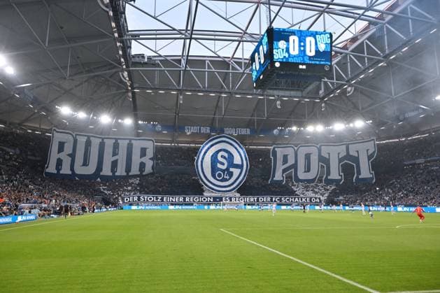 RUHRPOTT Fanchoreografie der Schalker Trainer Robert Lechleiter (SSV Ulm)as in der Nordkurve 23.08.2025, Fussball 2. Bundesliga, Saison 2025 2026, 3. Spieltag, FC Schalke 04 - VfL Bochum 2:1 DFL regulations prohibit any use of photographs as image sequences and or quasi-video Gelsenkirchen Veltins Arena Nordrhein Westfalen Deutschland