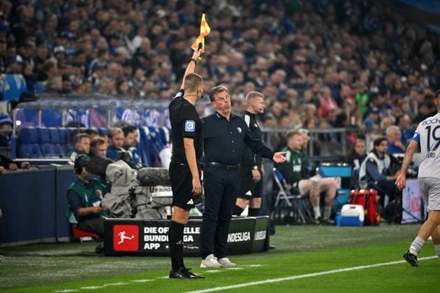 Trainer Dieter Hecking (VfL Bochum) mit Schiedsrichter Assistent Eric Müller 23.08.2025, Fussball 2. Bundesliga, Saison 2025 2026, 3. Spieltag, FC Schalke 04 - VfL Bochum 2:1 DFL regulations prohibit any use of photographs as image sequences and or quasi-video Gelsenkirchen Veltins Arena Nordrhein Westfalen Deutschland
