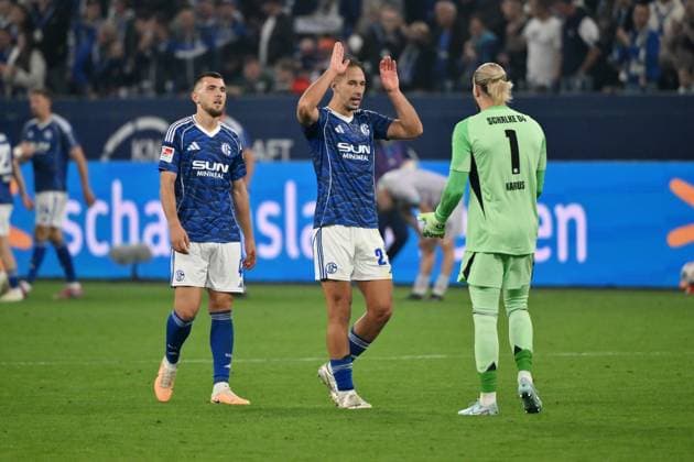 Jubel nach dem Abpfiff, v.li., Hasan Kurucay (FC Schalke 04), Hasan Kurucay, Nikola Katic (FC Schalke 04), Torwart Loris Karius (Schalke 04) 23.08.2025, Fussball 2. Bundesliga, Saison 2025 2026, 3. Spieltag, FC Schalke 04 - VfL Bochum 2:1 DFL regulations prohibit any use of photographs as image sequences and or quasi-video Gelsenkirchen Veltins Arena Nordrhein Westfalen Deutschland