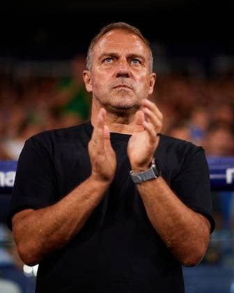 Levante UD v FC Barcelona, Barca - LaLiga EA Sports Hansi Flick, head coach of FC Barcelona, applauds prior to the LaLiga EA Sports match between Levante UD and FC Barcelona at Ciutat de Valencia stadium in Valencia, Spain, on August 23, 2025. Valencia Spain  Copyright: xDavidxAliagax originalFilename:aliaga-levanteu250823_npESY.jpg
