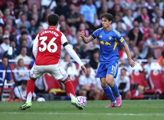 Brenden Aaronson (LU) at the Arsenal v Leeds United EPL match, at the Emirates Stadium, London, UK on 23rd August, 2025. 