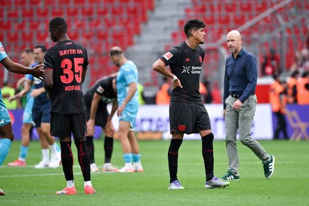 Trainer Erik ten Hag (Bayer 04 Leverkusen), Piero Hincapie (Bayer 04 Leverkusen), Christian Kofane (Bayer 04 Leverkusen), v.re., nach dem Spiel 23.08.2025, Fussball 1. Bundesliga, Saison 2025 2026, 1. Spieltag, Bayer 04 Leverkusen - TSG Hoffenheim 1:2 DFL regulations prohibit any use of photographs as image sequences and or quasi-video Leverkusen BayArena Nordrhein Westfalen Deutschland