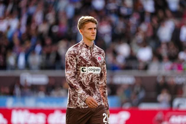 Erik Ahlstrand (FC St. Pauli, 20) GER, FC St. Pauli vs. Borussia Dortmund, Fussball, 1. Bundesliga, Spieltag 1, Saison 2025 2026, 23.08.2025 DFL REGULATIONS PROHIBIT ANY USE OF PHOTOGRAPHS AS IMAGE SEQUENCES AND OR QUASI-VIDEO GER, FC St. Pauli vs. Borussia Dortmund, Fussball, 1. Bundesliga, Spieltag 1, Saison 2025 2026, 23.08.2025 Hamburg Copyright: xEibner-Pressefoto MarcelxvonxFehrnx EP_MFN