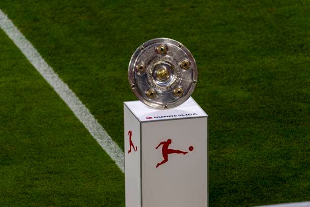 22.08.2025, Fussball Bundesliga 2025 2026, 1.Spieltag, FC Bayern München - RB Leipzig, in der Allianz-Arena München, Eröffnungsfeier der Saison 2025 26. Am Spielfeldrand steht die Meisterschale auf der Stele.