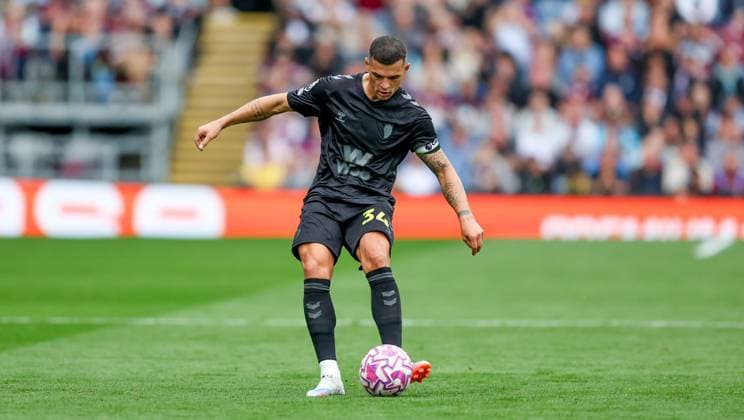 Burnley v Sunderland Premier League 23 08 2025. Sunderland midfielder Granit Xhaka (34) during the Premier League match between Burnley and Sunderland at Turf Moor, Burnley, England on 23 August 2025. Editorial use only DataCo restrictions apply See www.football-dataco.com , Copyright: xSimonxDaviesx PSI-22652-0217