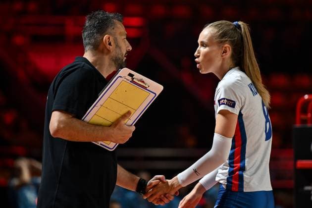 Czechia v Slovenia - FIVB Women s Volleyball World Championship, WM, Weltmeisterschaft NAKHON RATCHASIMA, THAILAND - AUGUT 24: Ela Koulisiani (R) of Czechia talks with her team s head coach Giannis Athanasopoulos (L) during FIVB Women s Volleyball World Championship between Czechia and Slovenia at Korat Chatchai Hall in Nakhon Ratchasima, Thailand on August 24, 2025. Mustafa Hatipoglu Anadolu Nakhon Ratchasima Thailand. Editorial use only. Please get in touch for any other usage.  Copyright: x2025xAnadoluxMustafaxHatipoglux