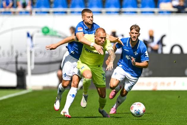 Fabian Nürnberger (SV Darmstadt 1898, 15) im Zweikampf mit Jon Dagur Thorsteinsson (Hertha BSC, 24), GER, SV Darmstadt 98 vs. Hertha BSC, Fussball, 2. Bundesliga, 3. Spieltag, Saison 2025 2026, 24.08.2025 DFL regulations prohibit any use of photographs as image sequences and or quasi-video GER, SV Darmstadt 98 vs. Hertha BSC, Fussball, 2. Bundesliga, 3. Spieltag, Saison 2025 2026, 24.08.2025 Darmstadt