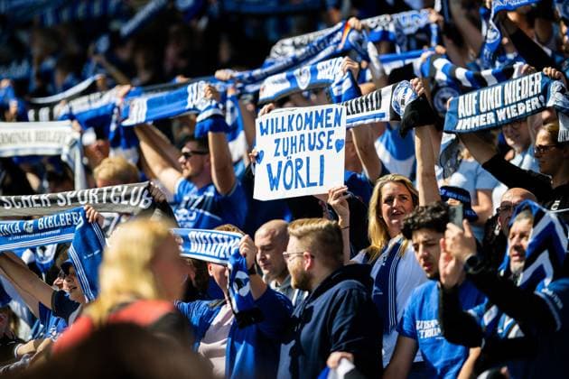 24.08.2025 - Fußball, 2025 2026, 2. Bundesliga, 3. Spieltag, DSC Arminia Bielefeld - SG Dynamo Dresden: Fans (Bielefeld) mit Banner Willkommen zuhause Wörli für die Neuverpflichtung von Marius Wörl DFL REGULATIONS PROHIBIT ANY USE OF PHOTOGRAPHS AS IMAGE SEQUENCES AND OR QUASI-VIDEO.