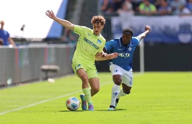 24.08.2025, xdcx, Fussball 2. Bundesliga, SV Darmstadt 98 - Hertha BSC Berlin, emonline, emspor, despor, v.l., Maurice Krattenmacher (Hertha BSC Berlin), Merveille Papela (SV Darmstadt 98) DFL DFB REGULATIONS PROHIBIT ANY USE OF PHOTOGRAPHS AS IMAGE SEQUENCES AND OR QUASI-VIDEO.
