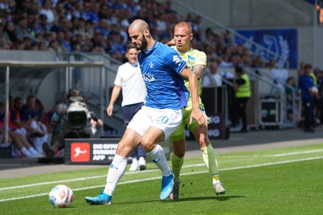 Aleksandar Vukotic (SV Darmstadt 98, 20) gegen Jon Dagur Thorsteinsson (Hertha BSC Berlin, 24) - 24.08.2025 2. Bundesliga, Saison 25 26: SV Darmstadt 98 vs. Hertha BSC Berlin, Stadion am Boellenfalltor, 3. Spieltag, emonline, emspor,