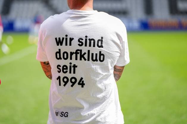 Regionalliga Südwest, SC Freiburg U23 vs SG Sonnenhof Großaspach, 24.08.2025 T-Shirt von SG Sonnenhof Großaspach mit der Aufschrift: wir sind Dorfklub seit 1994 Regionalliga Südwest, SC Freiburg U23 vs SG Sonnenhof Großaspach, Dreisamtstadion, 24.08.2025 DFB DFL REGULATIONS PROHIBIT ANY USE OF PHOTOGRAPHS AS IMAGE SEQUENCES AND OR QUASI-VIDEO *** Regionalliga Südwest, SC Freiburg U23 vs SG Sonnenhof Großaspach, 24 08 2025 T Shirt of SG Sonnenhof Großaspach with the inscription wir sind Dorfklub seit 1994 Regionalliga Südwest, SC Freiburg U23 vs SG Sonnenhof Großaspach, Dreisamtstadion, 24 08 2025 DFB DFL REGULATIONS PROHIBIT ANY USE OF PHOTOGRAPHS AS IMAGE SEQUENCES AND OR QUASI VIDEO Copyright: xBEAUTIFULxSPORTS Boscox
