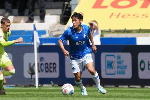 Hiroki Akiyama (SV Darmstadt 98, 16) - 24.08.2025 2. Bundesliga, Saison 25 26: SV Darmstadt 98 vs. Hertha BSC Berlin, Stadion am Boellenfalltor, 3. Spieltag, emonline, emspor,