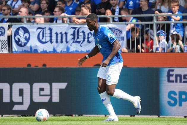 Patric Pfeiffer (SV Darmstadt 98, 06) - 24.08.2025 2. Bundesliga, Saison 25 26: SV Darmstadt 98 vs. Hertha BSC Berlin, Stadion am Boellenfalltor, 3. Spieltag, emonline, emspor,
