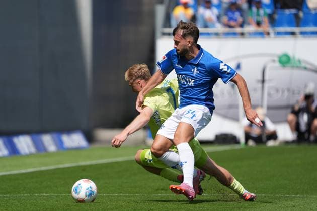 Killian Corredor (SV Darmstadt 98, 34) gegen Julian Eitschberger (Hertha BSC Berlin, 2) - 24.08.2025 2. Bundesliga, Saison 25 26: SV Darmstadt 98 vs. Hertha BSC Berlin, Stadion am Boellenfalltor, 3. Spieltag, emonline, emspor,