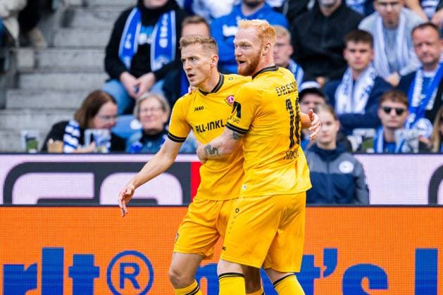 24.08.2025 - Fußball, 2025 2026, 2. Bundesliga, 3. Spieltag, DSC Arminia Bielefeld - SG Dynamo Dresden: (L-R) Niklas Hauptmann (Dresden) jubelt nach seinem Tor zum 0:1 mit Nils Fröling (Dresden) DFL REGULATIONS PROHIBIT ANY USE OF PHOTOGRAPHS AS IMAGE SEQUENCES AND OR QUASI-VIDEO.