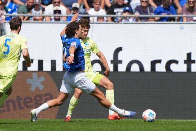 Frasier Hornby (SV Darmstadt 98, 09) setzt sich durch - 24.08.2025 2. Bundesliga, Saison 25 26: SV Darmstadt 98 vs. Hertha BSC Berlin, Stadion am Boellenfalltor, 3. Spieltag, emonline, emspor,
